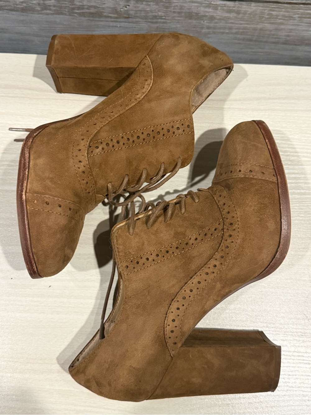 Isola Women's Tan Suede Lace-Up oxford Booties
